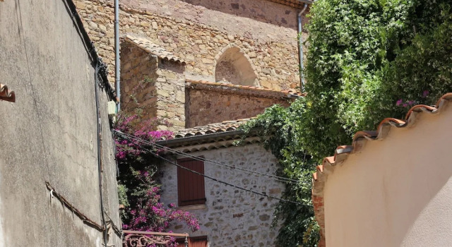 Charming holiday home, on a secured private domain with large swimming pool
