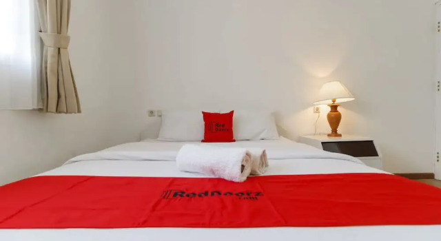 Двухместный номер Standard RedDoorz Plus @ Tendean