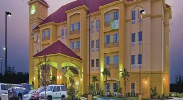 Кровать в общем номере La Quinta by Wyndham Mt. Pleasant