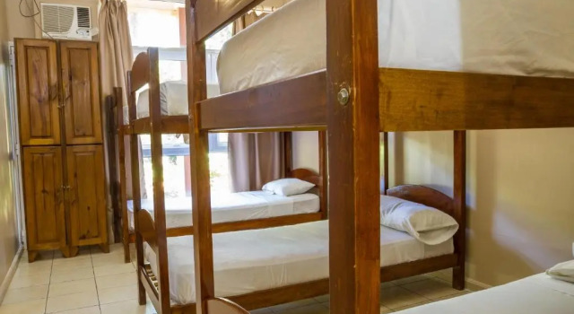 Кровать в общем номере Beer Hotel Iguazú
