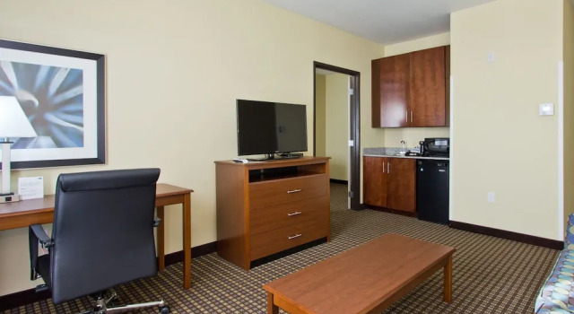 Люкс c 1 комнатой Holiday Inn Express and Suites Denver East Peoria Street by IHG