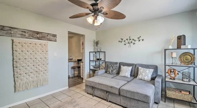 Gulf Shores Condo w/ Pool & Grill: Walk to Beach!, Забронировать Апартаменты/квартира Галф-Шорс Alabama Gulf, рядом с Парк аттракционов Waterville USA