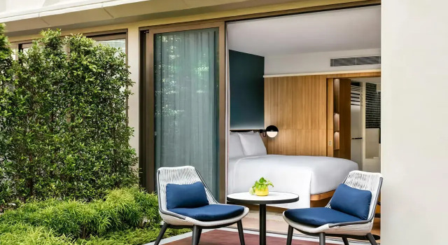 Люкс c 1 комнатой с балконом и с видом на внутренний двор voco Bangkok Surawong by IHG