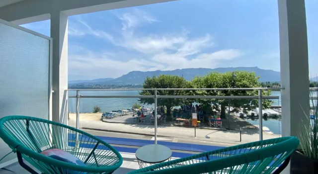 Pieds dans l'eau au lac du Bourget