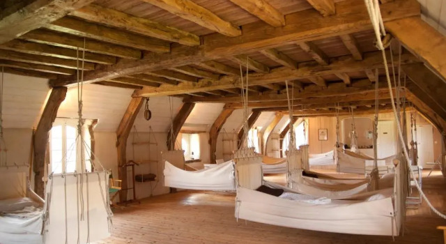 Кровать в общем номере Manoir de Belle-Noë