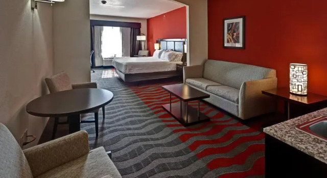 Люкс Holiday Inn Express Northwest Maize by IHG