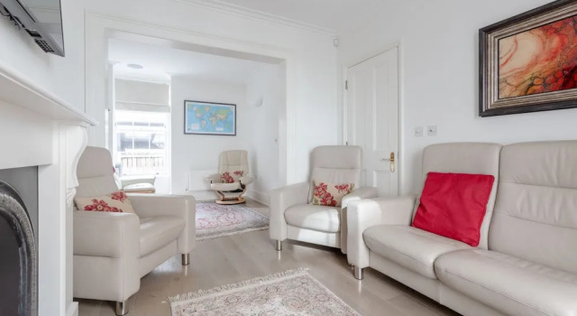 Lovely 4 Bedroom, 3 Storey East London House With Garden