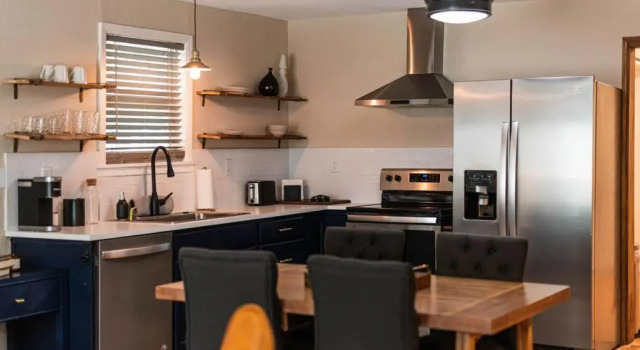 Бунгало Escape to a Restored 1920s East Waco Bungalow