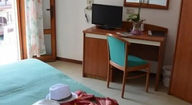 Трёхместный номер Standard с балконом Hotel Berna