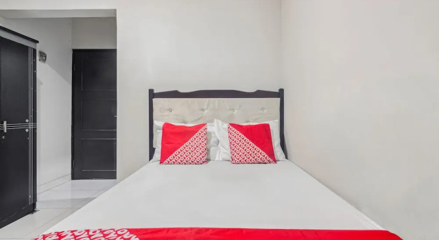 Номер Standard OYO 93500 Rizki Residence TOS Syariah Near PT Bank KB Bukopin Tbk