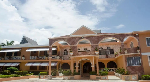 Guest House Villa Royal, Забронировать Гостевой дом Отели Монтего-Бэй с парковкой, Парковка