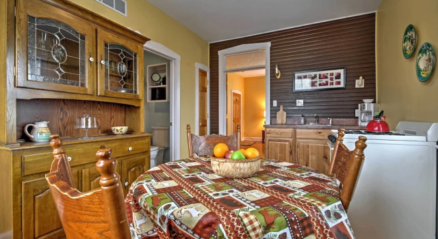 Charming Berger Apt on 42-acre Farm w/ Pool Access, Prenota Agriturismo Berger Stati Uniti