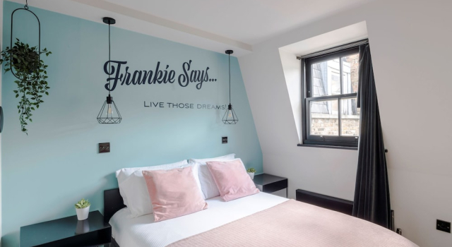The Acre Penthouse - Covent Garden - by Frankie, Забронировать Апартаменты/квартира Отели Лондона с парковкой, рядом с Noël Coward Theatre, Парковка
