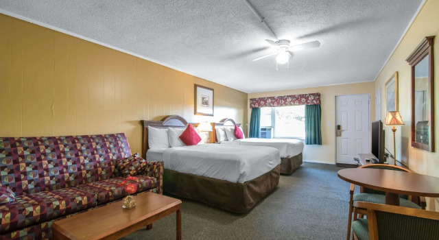 Четырёхместный люкс TiltonLodge Inn & Suites