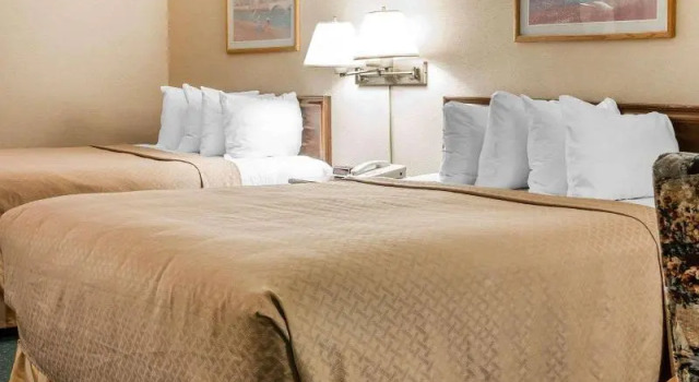 Шестиместный номер Standard Quality Inn & Suites Mackinaw City Beachfront