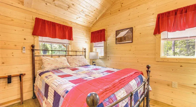Black Bear Bungalow: Sevierville Hideaway w/ Deck!, Prenota Casa vacanze Jones Cove Tennessee