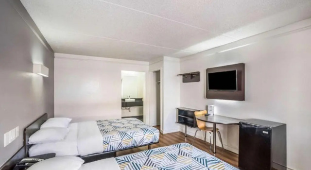 Четырёхместный номер Standard Motel 6-Dallas, TX - Market Center