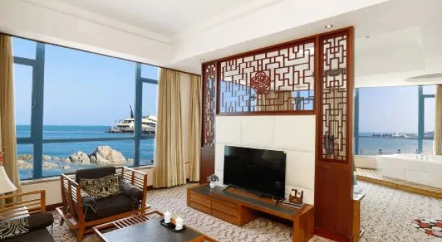 Люкс с балконом Beidaihe Bei Hua Yuan Sea View Hotel (Beidaihe Biluo Tower)