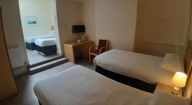 Четырёхместный номер Standard Hanover Hotel