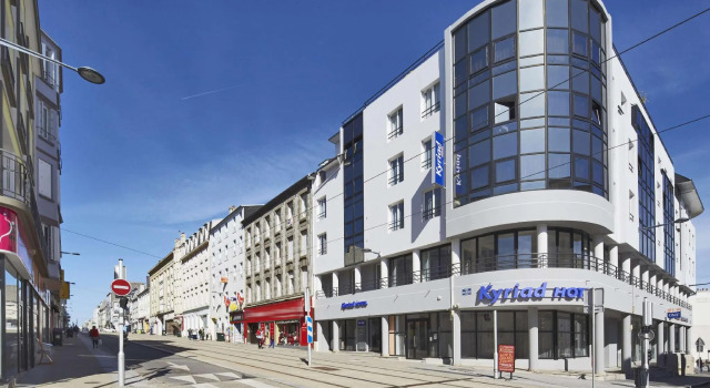 Кровать в общем номере Kyriad Hotel Brest