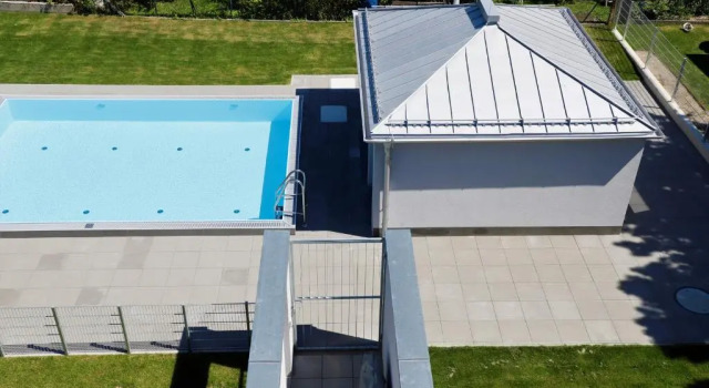 Yellow Flower Apartment with Pool - 5 min to Lake, Rezerwuj Apartament Hotele w 22. Donaustadt z basenem, Basen
