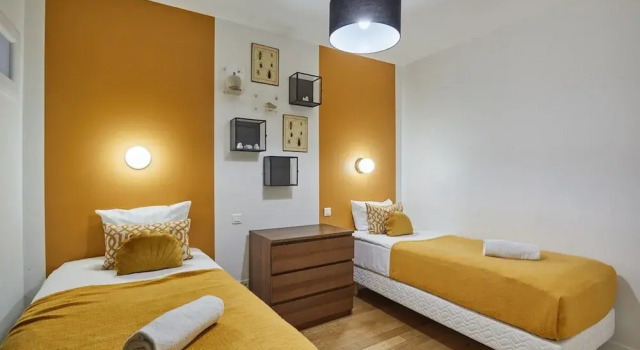 Superb 3 Bedroom Flat Center of Paris, Забронировать Апарт-отель Париж Иль-де-Франс, рядом с Станция метро Rambuteau
