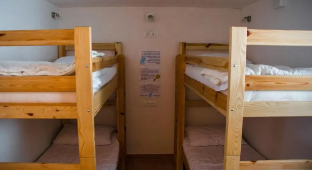 Кровать в общем номере Travellers Haven Hostel