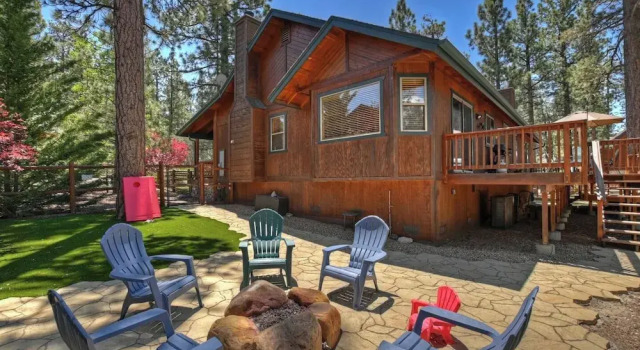 Teakwood Cozy Wood Cabin with Fireplace, Забронировать Дом для отпуска Виллы Биг-Бэр-Лейк, рядом с Зоопарк Big Bear Alpine, Вилла