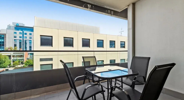Stylish 2-bed Apartment Near MCG