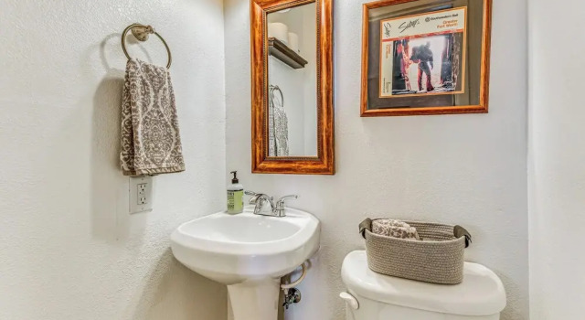 Апартаменты Cozy Ruidoso Condo w/ Deck ~ 2 Mi to Cedar Creek!