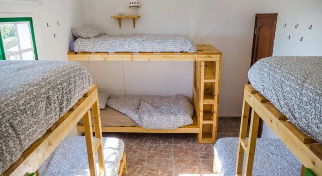Кровать в общем номере Tenerife Climbing House