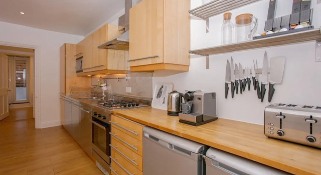 Modern Flat in West Kensington, Забронировать Апартаменты/квартира Лондон Большой Лондон, рядом с Станция метро Kensington (Olympia)