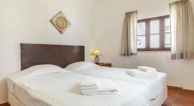 J - Bedroom 1 in Casa do Farol, Varaa Hotelli Lagos Albufeira