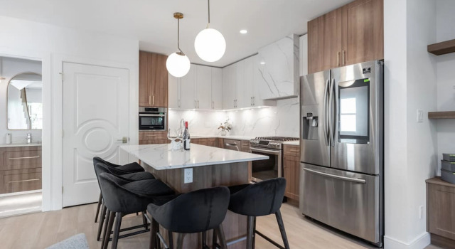 Commercial Drive New 3 Bdrm Home 2 Flex Rooms -5 min to Downtown 22km Seawall, Забронировать Отель Hastings Ванкувер, рядом с Район Страткона