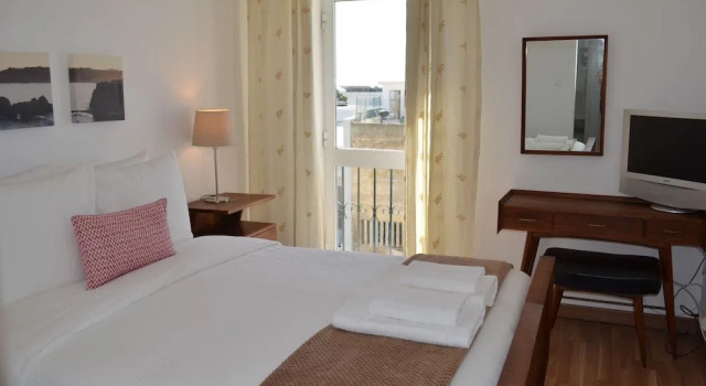 Cozy Apartment in Estoril, Забронировать Апартаменты/квартира Отели Эшторил с парковкой, рядом с Fort of Saint Anthony of Barra, Парковка