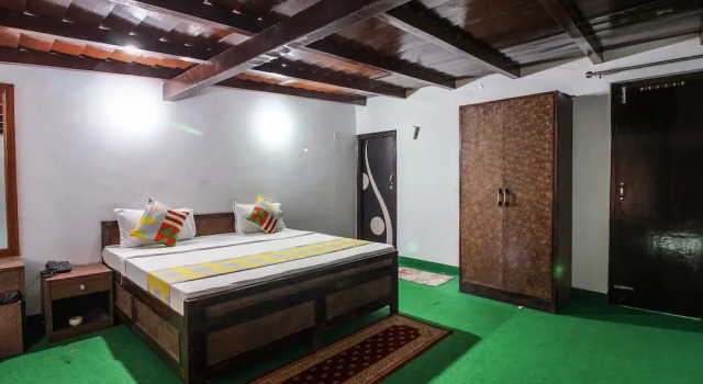 OYO 18758 Home Spacious Cottage Naini Lake, Rezervovat Rekreační dům Nainital Uttarakhand