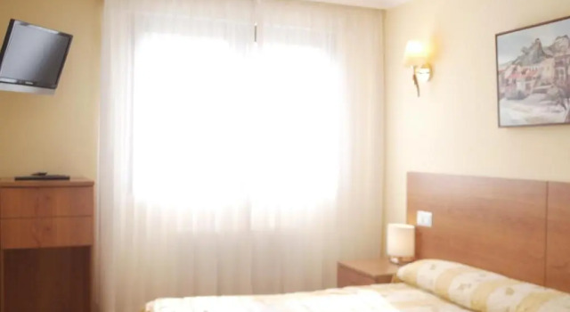 Hostal El Volante, Book Hotel Hotels in Estella with Parking, Parking