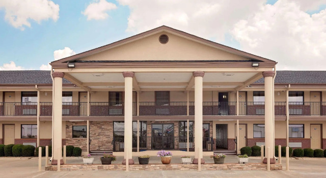 Номер Standard Days Inn by Wyndham Paris
