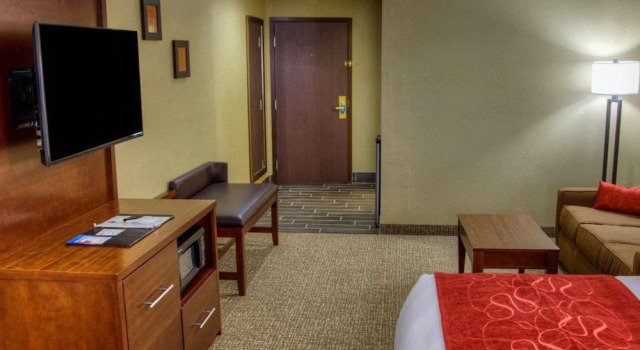 Люкс Comfort Suites Plymouth near US-30