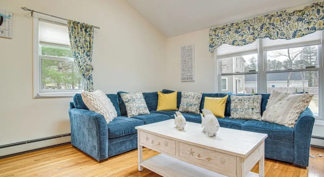 2 Mi to Beach: Falmouth Group Getaway w/ Game Room, Réserver Hôtel Falmouth Cap Cod