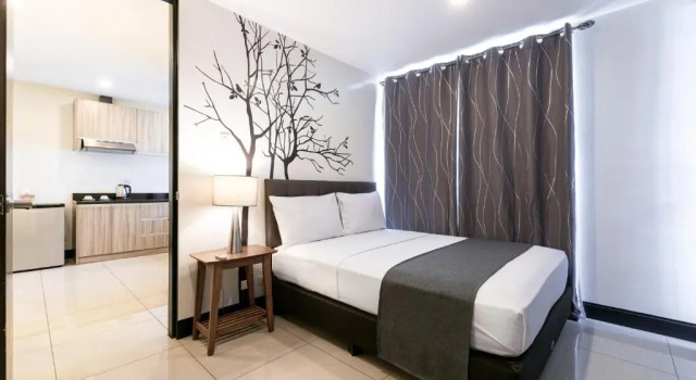 Номер Deluxe c 1 комнатой Artemis Place Makati Hotel