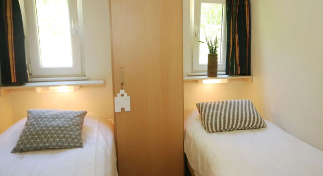 Nice chalet with dishwasher surrounded by greenery, Book Chalet Villaer i Appelscha, Villa