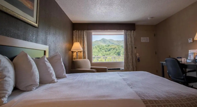 Номер Standard с видом на горы Best Western Smoky Mountain Inn