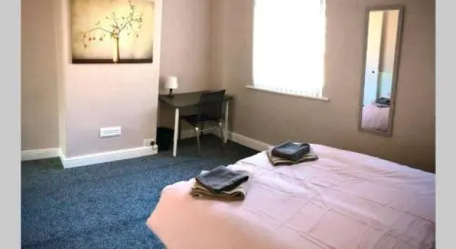 The Manchester Pad - 3BR Entire house with parking