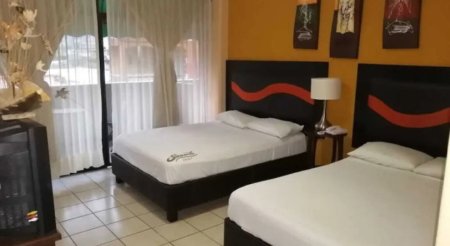 Четырёхместный номер Standard с балконом Hotel Tradicional Savaro SA de CV