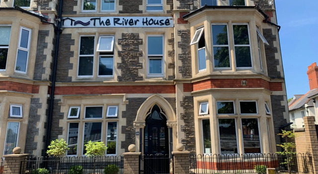 The Riverhouse, Забронировать Отель «постель и завтрак» Кардифф Гламорган, рядом с Gorsedd Stones