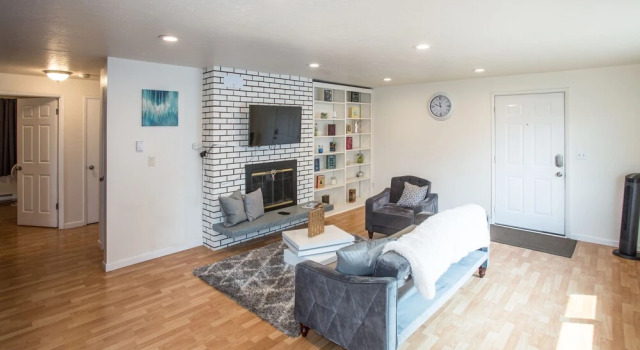 Crockett Rocket - Heart of Seattle - Sleeps 12, Забронировать Отель Отели и гостиницы Сиэтла, рядом с Кинотеатр SIFF Cinema Uptown, Отель