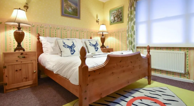 Large 3 Bed Sleep 6 Central MK, Забронировать Отель Отели Бакингемшир с парковкой, Парковка