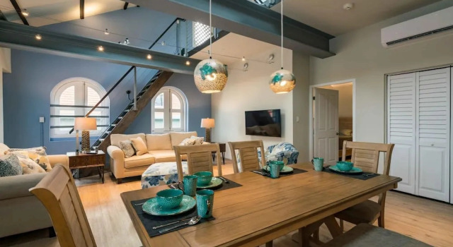 Коттедж NEW The Yellow House - Renovated Monumental Penthouse