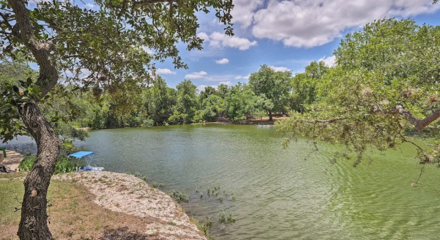 Round Rock Lakefront Home w/ Water Toys & Fire Pit, Забронировать Дом для отпуска Отели Раунд-Рок с парковкой, Парковка